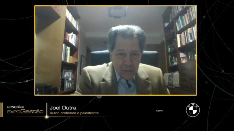 Como o líder exerce sua presença a distância?