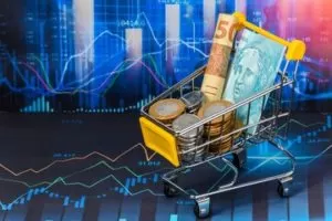 Confiança do consumidor brasileiro sobe pelo 2º mês seguido, aponta FGV