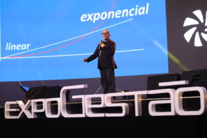 Marcelo Tas alerta líderes sobre postura ética e pensamento crítico na era da IA