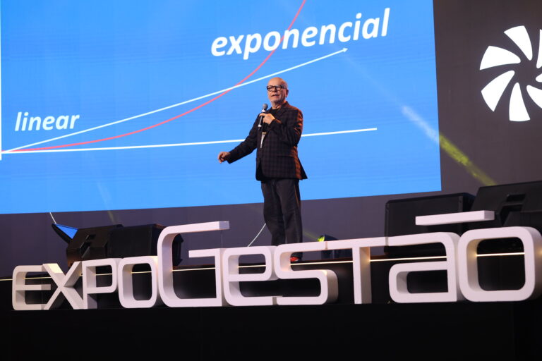 Marcelo Tas alerta líderes sobre postura ética e pensamento crítico na era da IA