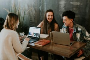 Quanto vale ter amigos no trabalho?